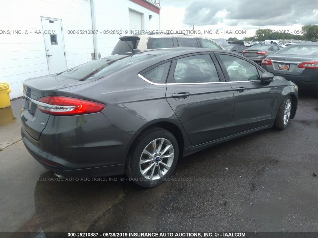 3FA6P0H76HR131118 - 2017 FORD FUSION SE GRAY photo 4