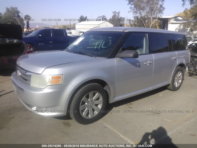 2FMGK5BCXBBD28715 - 2011 FORD FLEX SE SILVER photo 2