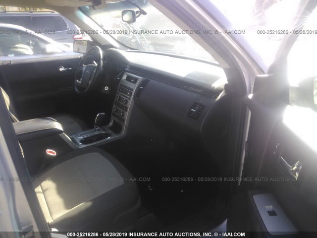 2FMGK5BCXBBD28715 - 2011 FORD FLEX SE SILVER photo 5