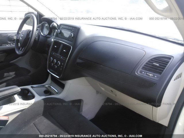 2C4RDGCG8DR523162 - 2013 DODGE GRAND CARAVAN SXT WHITE photo 5