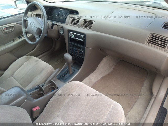 JT2BG22K7W0227668 - 1998 TOYOTA CAMRY CE/LE/XLE 棕色 照片 5