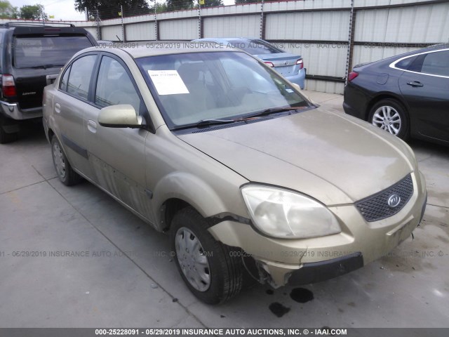 KNADE123466152303 - 2006 KIA RIO GOLD photo 1