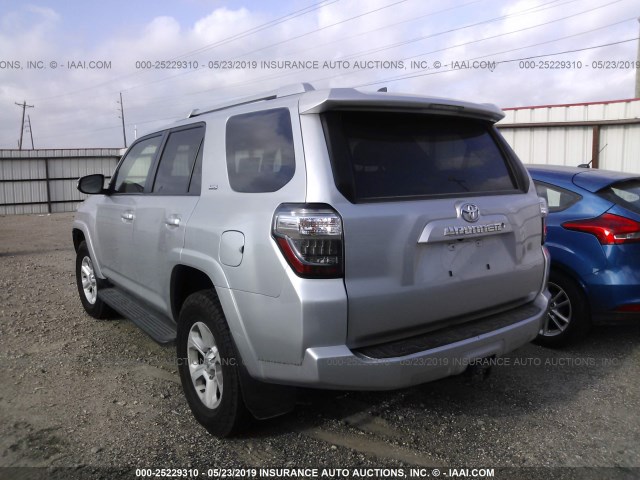 JTEBU5JR7G5320836 - 2016 TOYOTA 4RUNNER SR5 PREM/LTDL/TRAIL/TRD SILVER photo 3