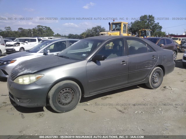 JTDBE32K253032089 - 2005 TOYOTA CAMRY LE/XLE/SE GRAY photo 2