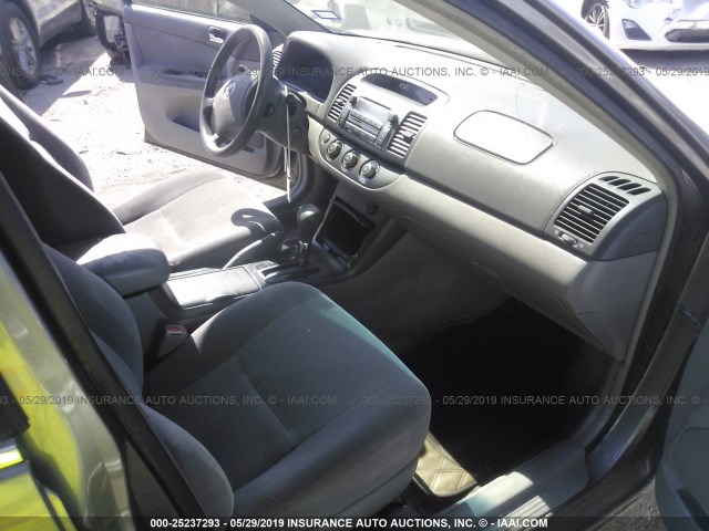 JTDBE32K253032089 - 2005 TOYOTA CAMRY LE/XLE/SE GRAY photo 5