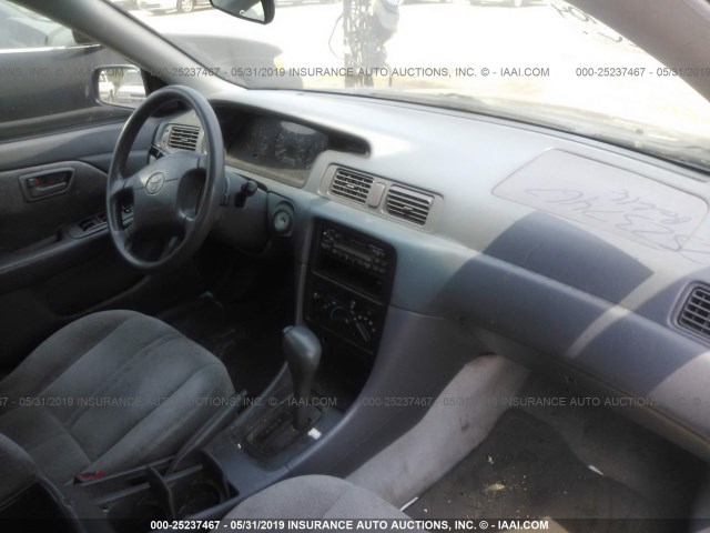 4T1BG28K4WU245239 - 1998 TOYOTA CAMRY CE/LE/XLE Navy photo 5