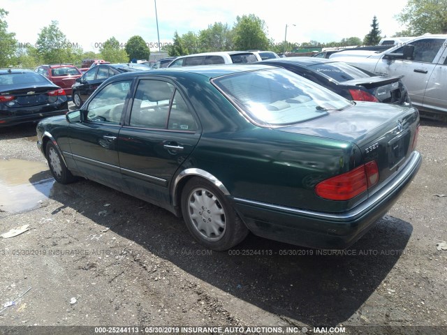 WDBJF65F3WA523338 - 1998 MERCEDES-BENZ E 320 GREEN photo 3