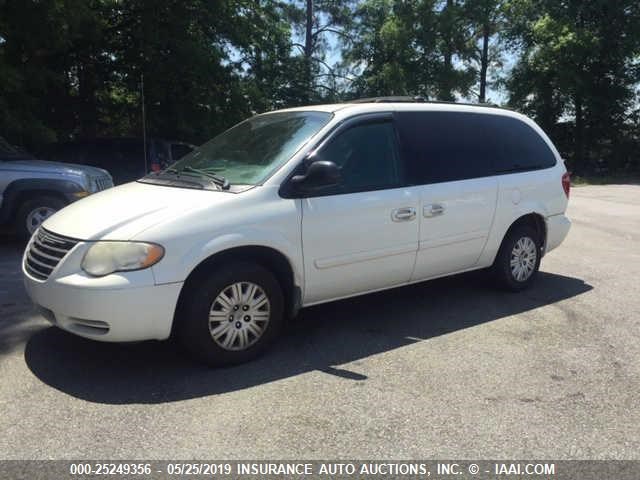 2C4GP44RX5R405869 - 2005 CHRYSLER TOWN & COUNTRY  WHITE photo 2