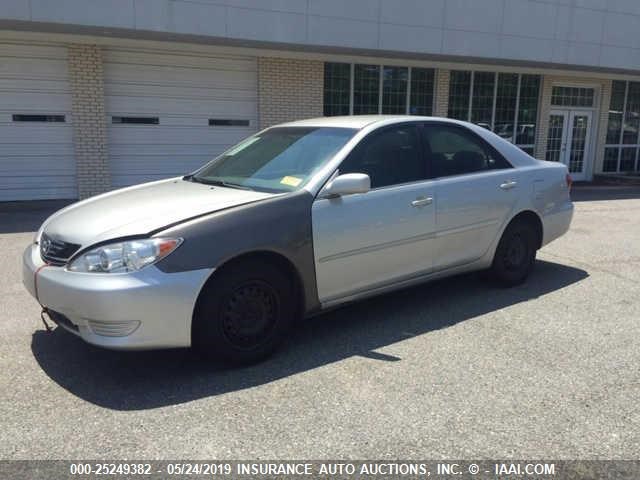 4T1BE32K15U399779 - 2005 TOYOTA CAMRY LE/XLE/SE SILVER photo 2