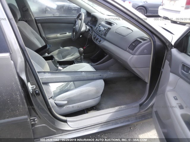 4T1BE32K64U937777 - 2004 TOYOTA CAMRY LE/XLE/SE GRAY photo 5