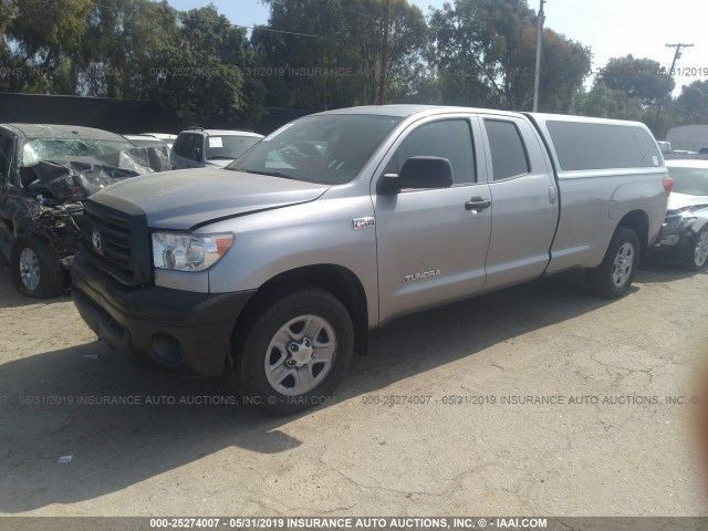 5TFCY5F1XCX014292 - 2012 TOYOTA TUNDRA DOUBLE CAB SR5 GRAY photo 2