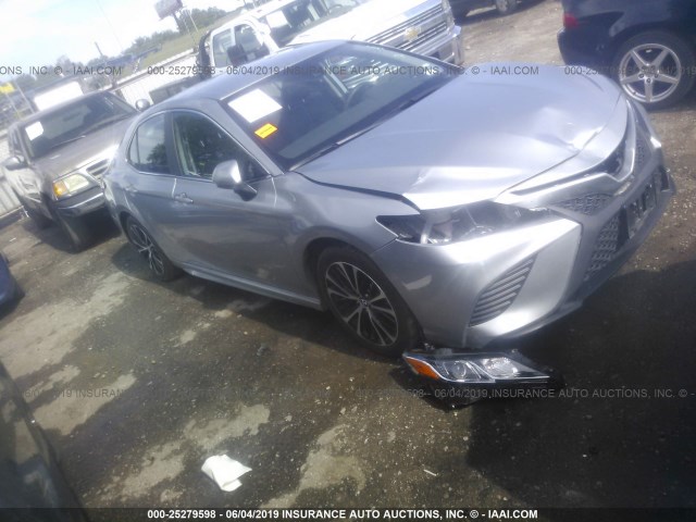 4T1B11HKXKU176076 - 2019 TOYOTA CAMRY L/LE/XLE/SE/XSE SILVER photo 1