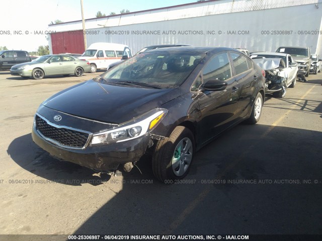 3KPFK4A75JE245702 - 2018 KIA FORTE LX BLACK photo 2