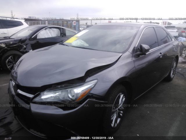4T1BF1FK5HU321120 - 2017 TOYOTA CAMRY LE/XLE/SE/XSE Gray photo 2