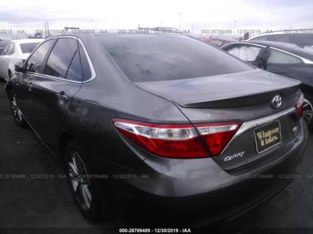 4T1BF1FK5HU321120 - 2017 TOYOTA CAMRY LE/XLE/SE/XSE Gray photo 3