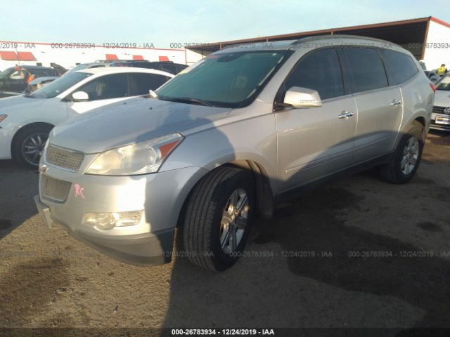 1GNKRGEDXBJ298385 - 2011 CHEVROLET TRAVERSE LT Silver photo 2