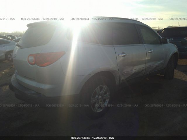 1GNKRGEDXBJ298385 - 2011 CHEVROLET TRAVERSE LT Silver photo 4