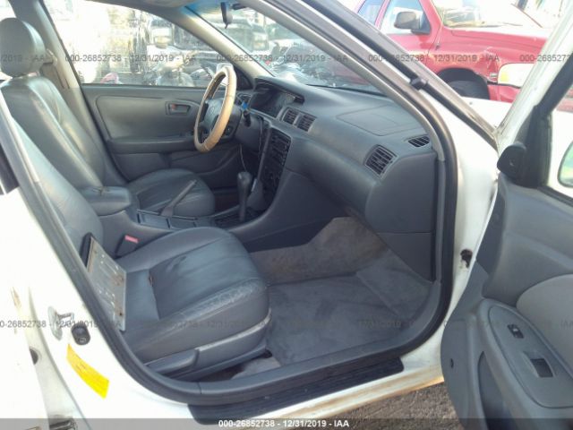 JT2BG28K3Y0436674 - 2000 TOYOTA CAMRY LE/XLE Weiß Foto 5