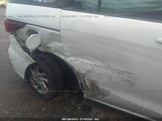 JM1CW2BL6D0146990 - 2013 MAZDA 5  White photo 6