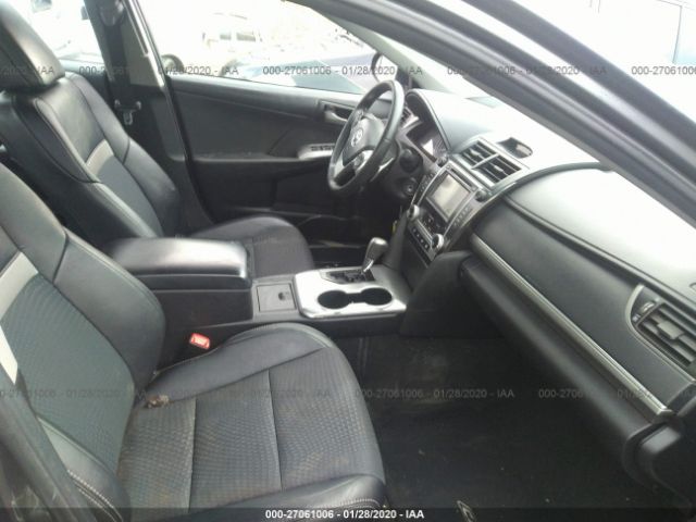 4T1BF1FK5EU323607 - 2014 TOYOTA CAMRY L/SE/LE/XLE 灰色 照片 5