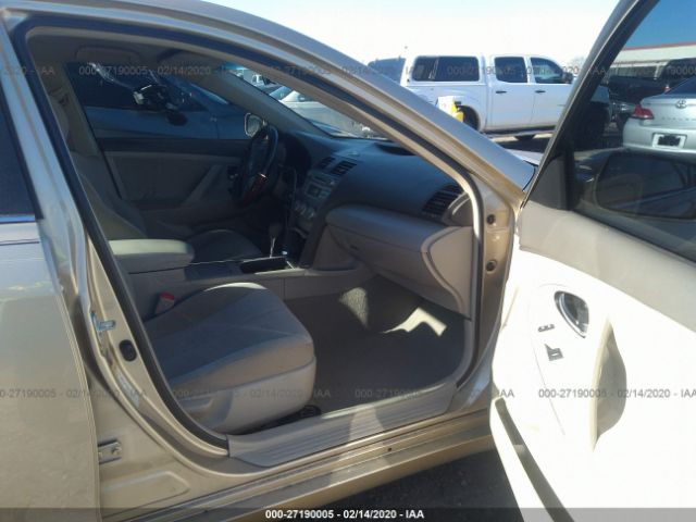 4T1BF3EK8BU609279 - 2011 TOYOTA CAMRY SE/LE/XLE 金色 照片 5