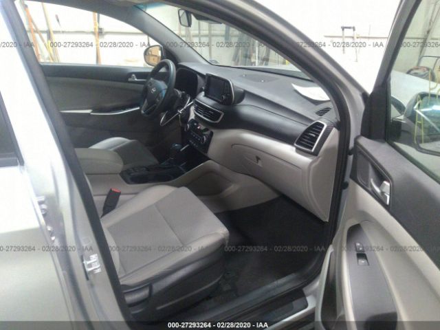 KM8J2CA41KU854097 - 2019 HYUNDAI TUCSON SE Silver photo 5