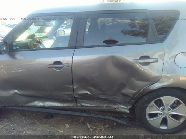 KNDJN2A29G7375419 - 2016 KIA SOUL  Gray photo 6