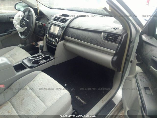 4T1BF1FK5EU855830 - 2014 TOYOTA CAMRY L/SE/LE/XLE 银色 照片 5