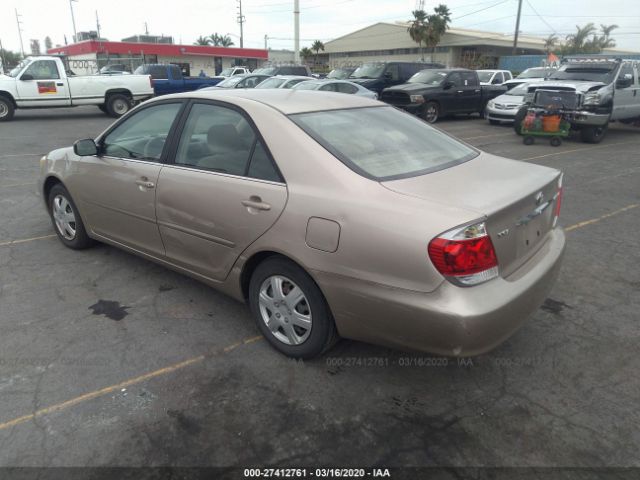 JTDBE32K263058032 - 2006 TOYOTA CAMRY LE/XLE Gold Foto 3