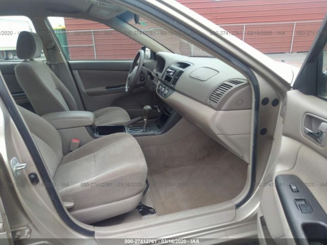 JTDBE32K263058032 - 2006 TOYOTA CAMRY LE/XLE Gold Foto 5