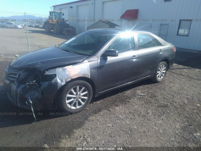 4T4BF3EK4BR105527 - 2011 TOYOTA CAMRY SE/LE/XLE Gray photo 2