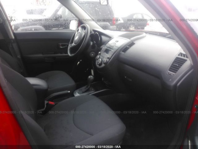 KNDJT2A24B7250987 - 2011 KIA SOUL +/!/SPORT Red photo 5