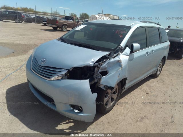 5TDKZ3DC4HS861324 - 2017 TOYOTA SIENNA LE Blue photo 2