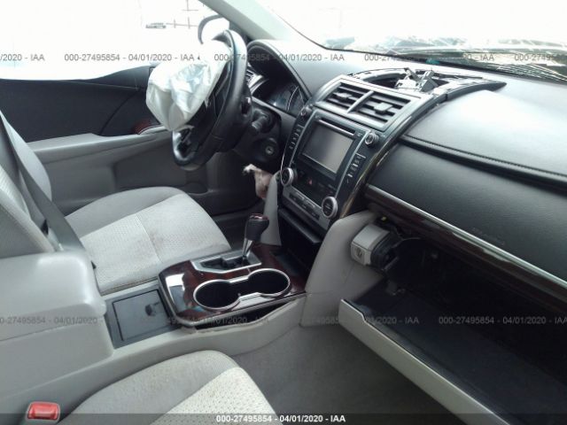 4T1BF1FK0EU448868 - 2014 TOYOTA CAMRY L/SE/LE/XLE 银色 照片 5