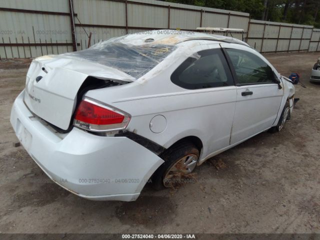 1FAHP32N98W261487 - 2008 FORD FOCUS S/SE White photo 4