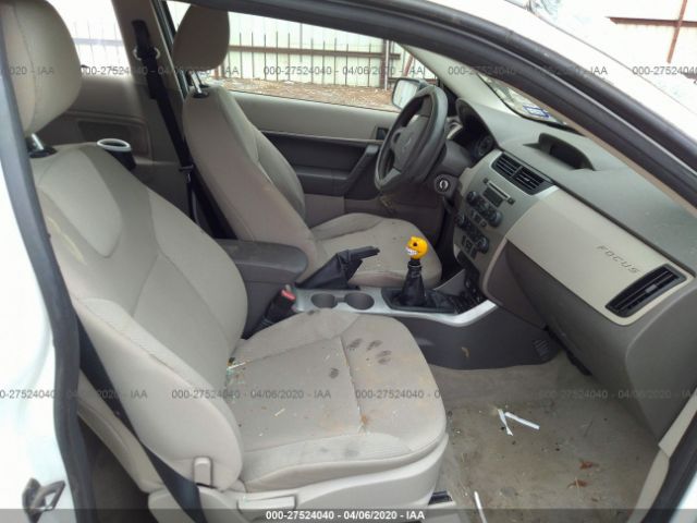 1FAHP32N98W261487 - 2008 FORD FOCUS S/SE White photo 5