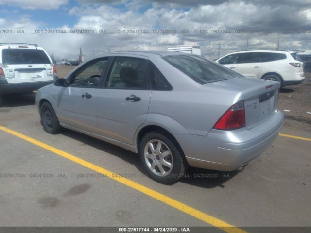 1FAFP34N45W290427 - 2005 FORD FOCUS ZX4 Silver photo 3