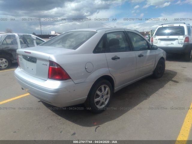 1FAFP34N45W290427 - 2005 FORD FOCUS ZX4 Silver photo 4