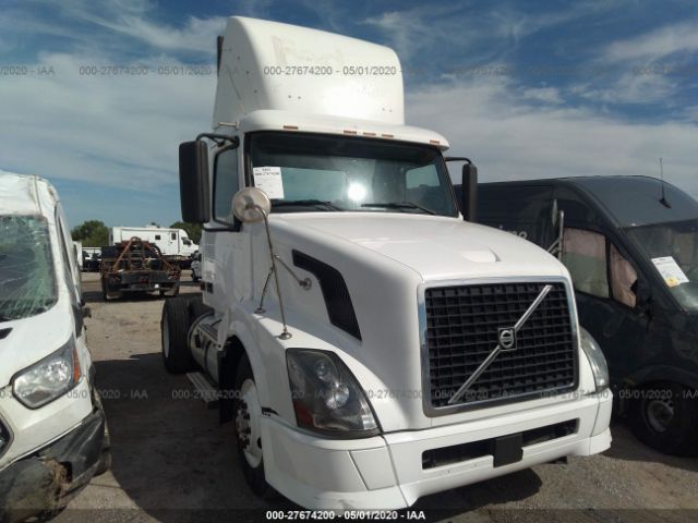 4V4N19TG26N423176 - 2006 VOLVO VN  White photo 1